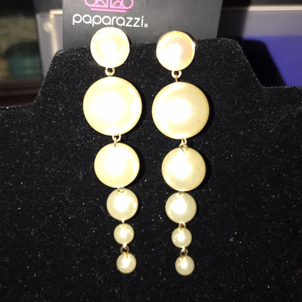 Post pearl earrings